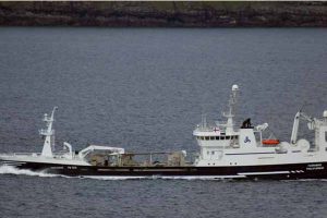 Nyt fra Færøerne uge 31. Fagraberg ankom til Fuglefjord med en last på hele 3000 tons makrel og sild.  foto: Fagraberg - fotograf . Skipini