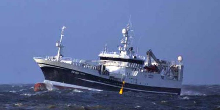 Nyt fra Færøerne uge 48. Den danske not / trawler HG 264 Ruth lander en last på 1600 tons sild i Tyskland.  Foto: HG 264 Ruth - HHansen