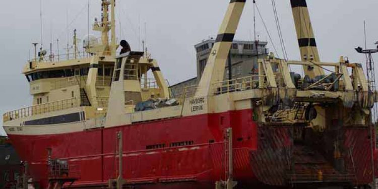 Nyt fra Færøerne uge 38.  Den 60 meter lange og 24 år gamle rejetrawler har ligget på værft i Kirkenes siden den 3 september.  Foto: Havborg fotograf: Skipini