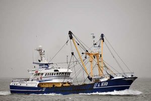 Dansk bomtrawler har succes med ”Sumwing”.  Foto:  L 510 St. Anthony skyder fart ud gennem Thyborøn kanal - RcS