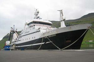 Nyt fra Færøerne uge 27. Frysetrawleren Næraberg lander 1900 tons helfrossen makrel til Kollefjord til Faroe Pelagic.  Foto: Næraberg  Fotograf: Olin