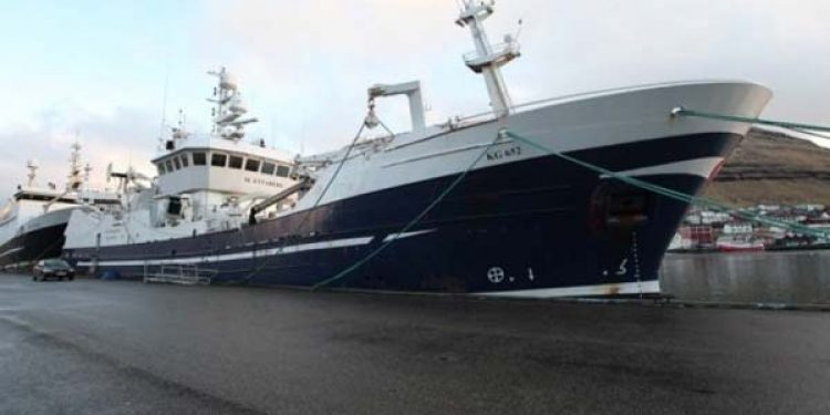 Nyt fra Færøerne uge 16. Not/trawleren Slættaberg lander 1400 tons sortmund i Fuglefjord