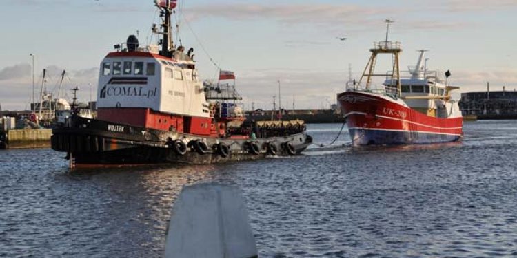 Polsk slæbebåd ankommer til Hvide Sande Havn med Hollandsk bomtrawler.  Foto: FiskerForum