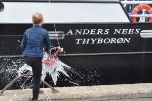 Nyt Nees fartøj døbt i Thyborøn. Katrine Nees forestod dåben. Foto: RsC