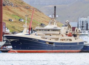 Færøerne: Det er hård konkurrence omkring fiskeriet af den lille proteinfisk blåhvillingen. Kilde.: Gøtunes - Kiran J