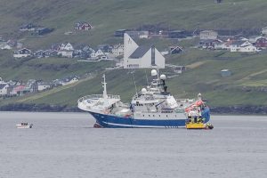 Færøerne: Linefartøj grundstøder på klippeskæret Flesjarnar mellem Streymoy og Eysturoy. foto: Sverri Egholm
