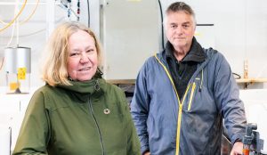 Birgitta Nordberg og Anders Mangor-Jensen skal forsøke å oppdrette rødspette. Det har ikke blitt gjort på HI siden andre verdenskrig. Fotograf: Christine Fagerbakke / Havforskningsinstituttet