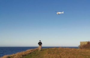 Ved at flyve ind i røggassen fra et skibs udstødning kan den bl.a. »sniffe« sig frem til mængden af svovl i skibets brændstof.