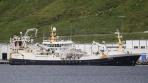 Den anden grønlandske trawler **Polar Amaroq** landede 1.000 tons. En del gik til Havsbrún i Fuglefjord, og resten, som var den frosne makrel,  gik til Kollefjord. foto: Sverri Egholm