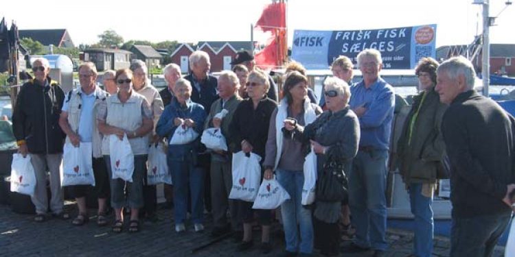 Godt salg i weekenden ved Fjordfiskeren i Bork Havn med de tilfredse medlemmer af Horsens Havebotansike Forening ved kutteren RI54 Lene.  Fotograf: Brian Søgaard Andersen