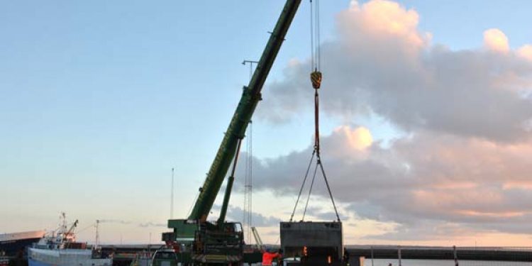 Thyborøn Havn starter fase 2 renovering i det nye år.  Foto: betonbroerne hejses på plads ved kanalmolen - RcS