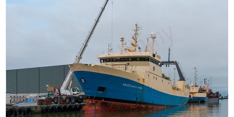 Færøsk rejetrawler fanger rejer ved Øst Grønland og lander i Island