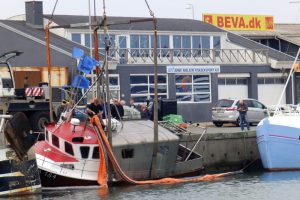 Garnbåd sunket i Havnen i Hirtshals  Foto: A 184 »Mia« hæves - PmrA