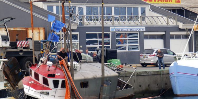 Garnbåd sunket i Havnen i Hirtshals  Foto: A 184 »Mia« hæves - PmrA