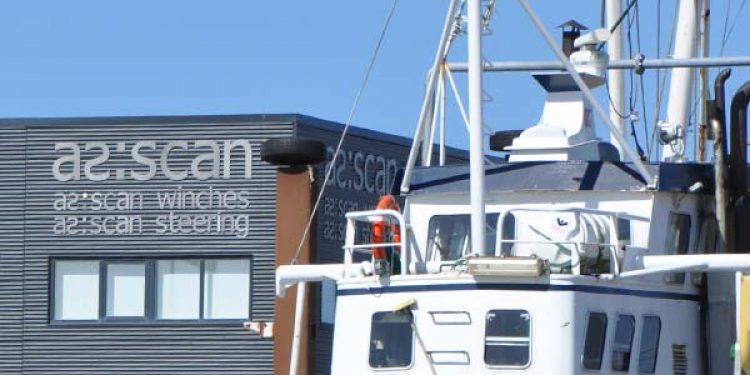 Offshore-industri og servicering af fiskerflåden går fint i spænd.  Foto: AS Scan - FiskerForum