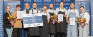 Her står vinderne fra Restaurant Lilleheden sammen med 2. og 3. pladserne fra henholdsvis Restaurant Remouladen og Cheval Blanc Kantiner. Foto: René Stoklund. foto: Rene Stoklund