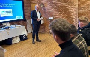 Prisen blev overrakt af Kenn Skau Fischer, direktør i Danmarks Fiskeriforening, og markerer kulminationen på to år med målrettet indsats på fiskeriuddannelsen.  foto: fb North Sea College