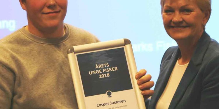 »Årets unge fisker 2018« blev Casper Justesen. Foto: Casper Justesen modtager her hædersbevisningen af Fiskeriminister Eva Kjer Hansen - Fiskeriskolen Thyborøn