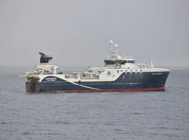 Akraberg kom i ugen hjem med 615 tons rejer som de har fisket ved Svaldbard. De har haft et godt og fornuftigt fiskeri på denne tur, og de tager nu tilbage til fiskeriet efter rejer, efter landinge. Akraberg tager på rejeviskeri igen Akraberg er taget tilbage på rejefiskeri ved Svalbard foto: FA - Fiskur.fo