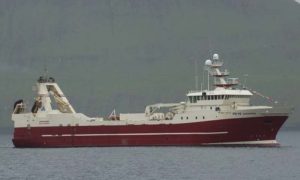 Norsk kystvagt tager trawler for ulovligt udsmid.  Arkivfoto: Akraberg færøsk fabrikstrawler - Skipini