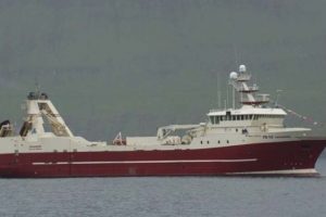 Norsk kystvagt tager trawler for ulovligt udsmid.  Arkivfoto: Akraberg færøsk fabrikstrawler - Skipini