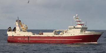 Fabrikstrawler lander fisk fra Barentshavet 
