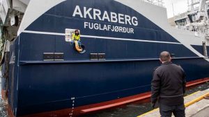 Akraberg kom i sidste uge tilbage til Fuglefjord med 1.100 tons frossen fisk og 550 tons ensilage. De har haft et fint fiskeri i den norske del af Barentshavet, og tager tilbage på fiskeri da de har landet. foto: Sverri Egholm