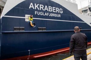 Akraberg kom i sidste uge tilbage til Fuglefjord med 1.100 tons frossen fisk og 550 tons ensilage. De har haft et fint fiskeri i den norske del af Barentshavet, og tager tilbage på fiskeri da de har landet. foto: Sverri Egholm