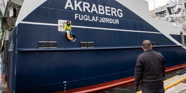 Akraberg kom i sidste uge tilbage til Fuglefjord med 1.100 tons frossen fisk og 550 tons ensilage. De har haft et fint fiskeri i den norske del af Barentshavet, og tager tilbage på fiskeri da de har landet. foto: Sverri Egholm