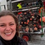 Midt i krigens brutalitet opstår historier, der minder os om, hvad solidaritet i praksis betyder. På Langeland har fiskere fra Spodsbjerg og Bagenkop netop sendt endnu en lastbil fyldt med brugte fiskenet til Ukraine – net, der nu får nyt liv som beskyttelse for både soldater og civile. foto: privatfoto Amanda