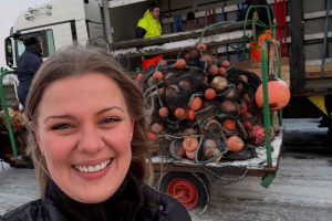 Midt i krigens brutalitet opstår historier, der minder os om, hvad solidaritet i praksis betyder. På Langeland har fiskere fra Spodsbjerg og Bagenkop netop sendt endnu en lastbil fyldt med brugte fiskenet til Ukraine – net, der nu får nyt liv som beskyttelse for både soldater og civile. foto: privatfoto Amanda