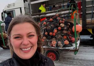 Midt i krigens brutalitet opstår historier, der minder os om, hvad solidaritet i praksis betyder. På Langeland har fiskere fra Spodsbjerg og Bagenkop netop sendt endnu en lastbil fyldt med brugte fiskenet til Ukraine – net, der nu får nyt liv som beskyttelse for både soldater og civile. foto: privatfoto Amanda