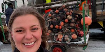 Midt i krigens brutalitet opstår historier, der minder os om, hvad solidaritet i praksis betyder. På Langeland har fiskere fra Spodsbjerg og Bagenkop netop sendt endnu en lastbil fyldt med brugte fiskenet til Ukraine – net, der nu får nyt liv som beskyttelse for både soldater og civile. foto: privatfoto Amanda