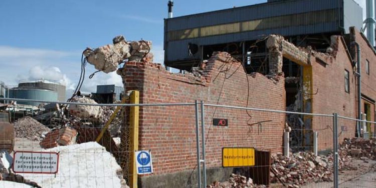Gammel fiskefabrik nedrives  Foto: Andelssild`s bygninger rives ned - TripleNine