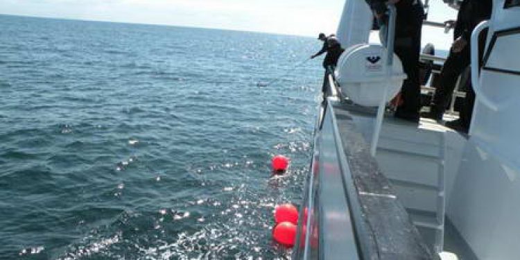 De to hollandsk søfolk berettede overfor fiskekutteren ANDERS NEES at de har været ombord i redningsflåden i ca. to timer inden de blev opsamlet af ANDERS NEES.  Foto: FiskerForum