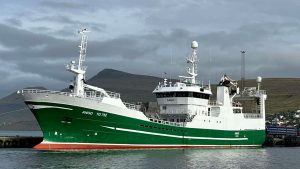 Trawleren **Ango** landede 200 tons makrel til Varðin Pelagic, som de har fisket ud for Færøerne. foto: Kiran J 