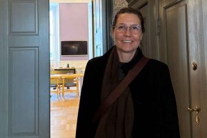 Grundlæggende truer det den danske forarbejdningsindustri og værdiskabelse. Det mener Marine Ingredients Denmarks (MID) direktør, Anne Mette Bæk, der den 27. marts 2025 deltog i det åbne samråd om udskydelse af CO2-afgiften på fiskerierhvervet, hos Folketingets Miljø- og Fødevareudvalg. foto: MID