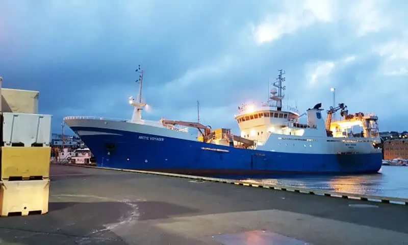 Read more about the article Færøerne: Pelagisk trawler grundstødt på klippeskær