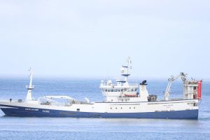 Den færøske trawler **Arctic Voyager** landede i sidste uge en last på 850 tons makrel til Pelagos. foto. Kiran J