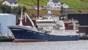 I Tvøroyri landede trawleren Arctic Voyager 1.300 tons sild til Varðin Pelagic. foto: sverri egholm