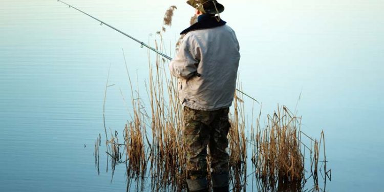 Fjordfiskerne undre sig over tallene omkring Skjern-Å laksen. Arkivfoto: Sportsfisker med hjemmesmurt klapsammen og fiskeudstyret i orden