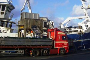 Regeringen dropper kørselsafgifterne for lastbiler.  Arkivfoto: Losning Hirtshals Havn - FiskerForum