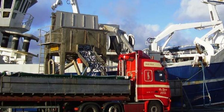 Regeringen dropper kørselsafgifterne for lastbiler.  Arkivfoto: Losning Hirtshals Havn - FiskerForum