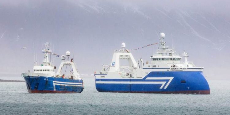 Den islandske trawler »Ásbjörn« slutter af med stil   Foto: Àsbjörn og Engey - HB Grandi