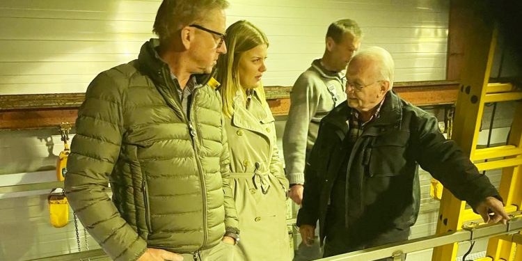 EUs næstformand i Fiskeriudvalget kiggede forbi Hvide Sande foto: Asger Christensen (V) og kommunikationsrådgiver samt driftleder ved Isværket i Hvide Sande. Fiskerforum.dk