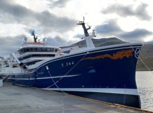Den danske trawler **Astrid** fra Skagen landede 1.150 tons makrel til Pelagos i Fuglefjord, som de har fisket i EU farvand. foto: FS - Fiskur.fo
