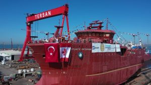 Det 82,30 meter lange og 18,00 meter brede fiskefartøj vil være en avanceret, teknologisk raffineret fabrikstrawler, der er rigget til tredobbelt trawl. foto: Tersan