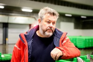 På Hanstholm Havn lyder der nu et højlydt nødråb fra fiskeindustrien. Den langvarige usikkerhed om CO2-afgiften truer med at sende både fiskere og havnens serviceerhverv i knæ. Mens fiskeriminister Jacob Jensen (V) tøver med at få neutraliseringen af afgiften endeligt på plads, er konsekvenserne allerede synlige og meget mærkbare på havnen, siger auktionsmesteren på fiskeauktionen i Hanstholm.På Hanstholm Havn lyder der nu et højlydt nødråb fra fiskeindustrien. Den langvarige usikkerhed om CO2-afgiften truer med at sende både fiskere og havnens serviceerhverv i knæ. Mens fiskeriminister Jacob Jensen (V) tøver med at få neutraliseringen af afgiften endeligt på plads, er konsekvenserne allerede synlige og meget mærkbare på havnen, siger auktionsmesteren på fiskeauktionen i Hanstholm. Jesper Kongsted - foto: Hanstholm Havn