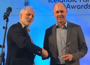 Vónin modtager innovativ produktpris på IceFish  Foto: Quentin Bates overrækker »Innovative Product Award« til Hjalmar Petersen direktør fra Vonín