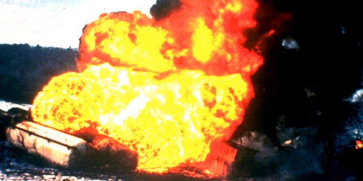 EKSPERT: Brand på fiskefabrik kunne have udløst eksplosion  Foto: Branden på Vardin Pelagic kunne have udløst en tankeksplosion som vist på billedet. Wikipedia